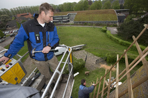 \"Wijchen, 3-5-2012 . molen (bronckhorstlaan 11)  molenwerkers zijn bezig in wieken\"