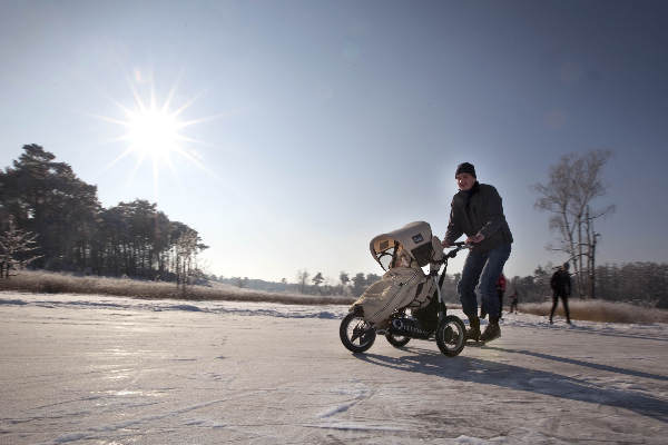 \"Nijmegen, 4-2-2012 . Schaatsen op de Hatertse vennen.\"