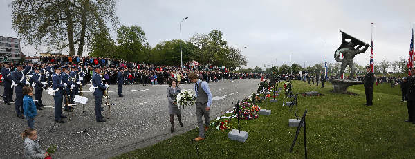 \"Nijmegen, 4-5-2012 . panorama va dodenherdenking Trajanusplein\"