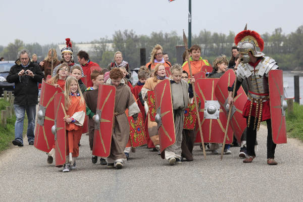 \"Millingen, 5-4-2012 . Tewaterlating en doop van de liburna, Het Romeinse schip met Welzenis en burgemeesters en Jochem\"