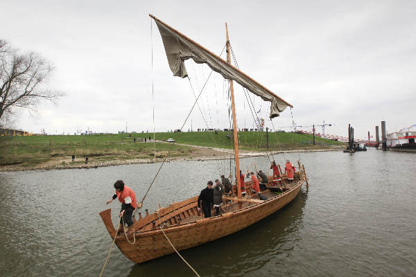 \"Millingen, 5-4-2012 . Tewaterlating en doop van de liburna, Het Romeinse schip met Welzenis en burgemeesters en Jochem\"