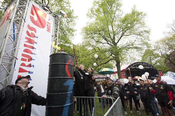\"Nijmegen, 5-5-2012 . Bevrijdingsvuur op Hunnerpark ontstoken door burgemeester\"