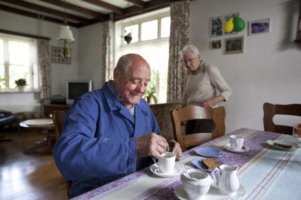 \"Hernen, 5-6-2012 . Tien van Duifhuizen,  man wordt woensdag 80, maar denkt er niet over om met zijn rijwielzaak te stoppen\"