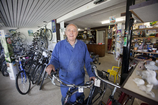 \"Hernen, 5-6-2012 . Tien van Duifhuizen,  man wordt woensdag 80, maar denkt er niet over om met zijn rijwielzaak te stoppen\"