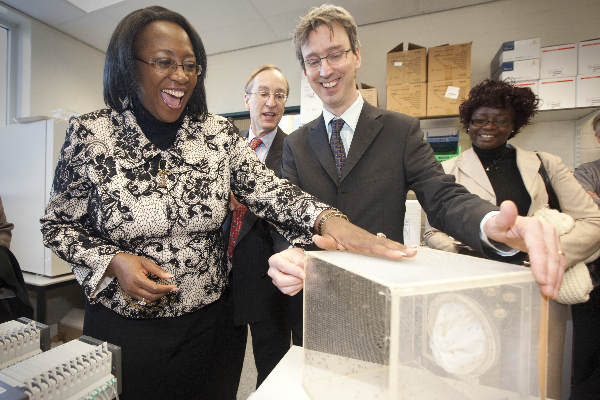 \"Nijmegen, 6-2-2012 . De vrouw van de president van Zambia, \'Madame First Lady\' dr. Christine Kaseba-Sata  bij TropIQ bij het UMC. malariaonderzoek\"