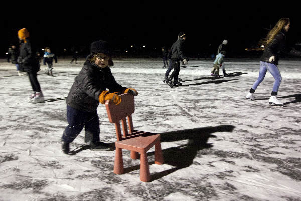 \"Wijchen, 7-2-2012 . Schaatsen op het Wijchens ven met licht en stoel enzo.\"