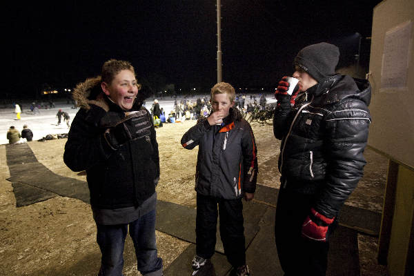 \"Wijchen, 7-2-2012 . Schaatsen op het Wijchens ven met licht en stoel enzo.\"