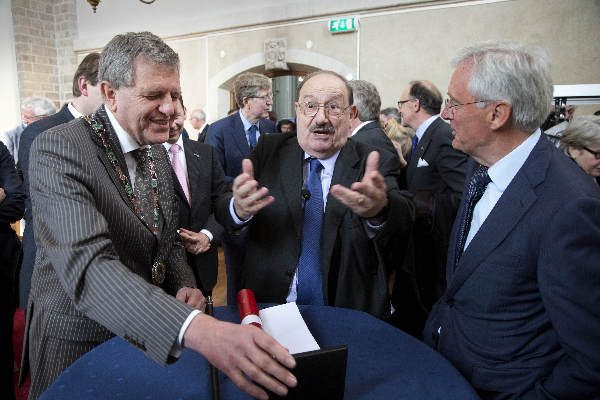 \"Nijmegen, 7-5-2012 . Umberto Eco krijgt Vrede van Nijmegen penning uit handen van burgemeester Dijkstra\"