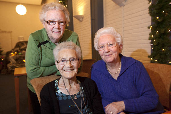 \"Ubach over Worm, 7-1-2012 . Tante Jo, 81, tante Anne, 92 en tante Roos 80.\"