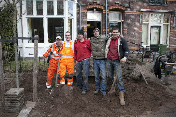 \"Nijmegen, 12-3-2012 . Jongens die nieuwe gasmeter en electriciteit aanlegden, stratemaker\"