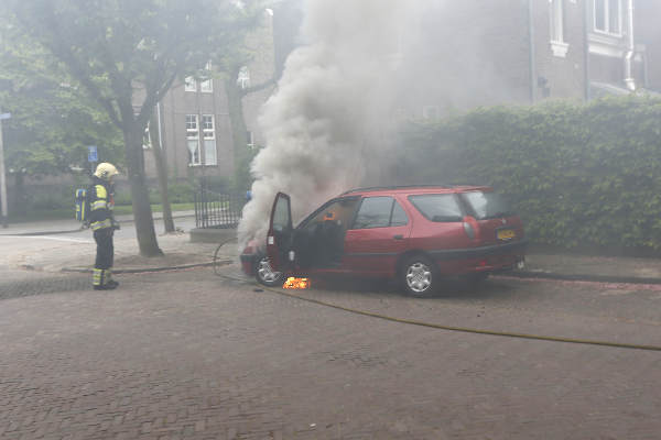 \"Nijmegen, 8-5-2012 . Autobrand Regentesestraat, spontaan, auto in brand\"