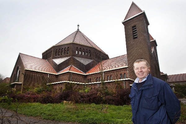 \"Nijmegen, 10-4-2012 . Ondernemer Pieter Spierings in zijn gekochte Berg en Dalseweg 203 Stephanuskerk\"