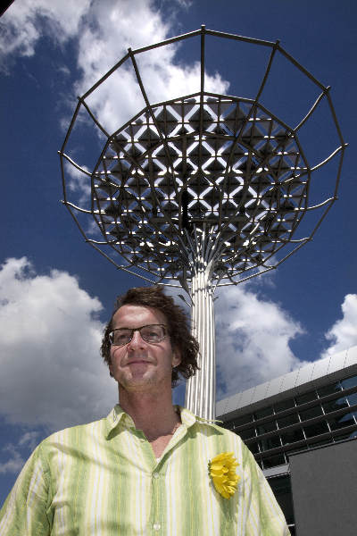 \"Nijmegen, 08-6-2012 . Andreas Hetfeld ij zijn Zonneboom bij het Technovium.\"