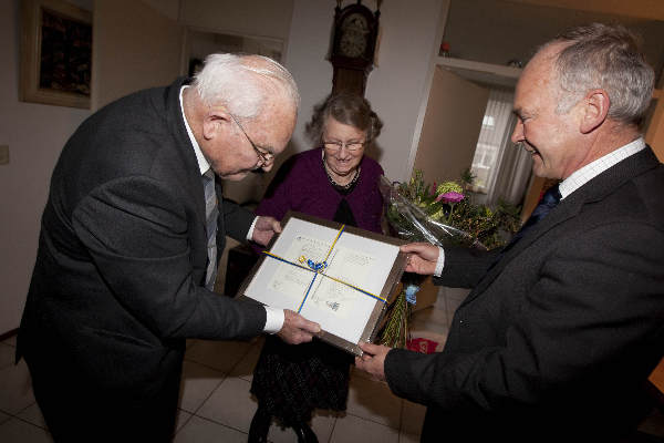 \"Malden, 12-1-2012 . Een hoogbejaard stel is zoveel-zestig jaar getrouwd. Ze trouwden in Curacao. De burgemeester was daar op vakantie en heeft de originele trouwacte mee terug genomen. Die overhandigt hij nu aan het paar\"