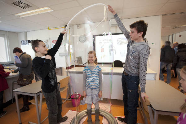 \"Wijchen, 12-2-2012 . Open dag Maas Waalcollege met zang en zeepbellen\"