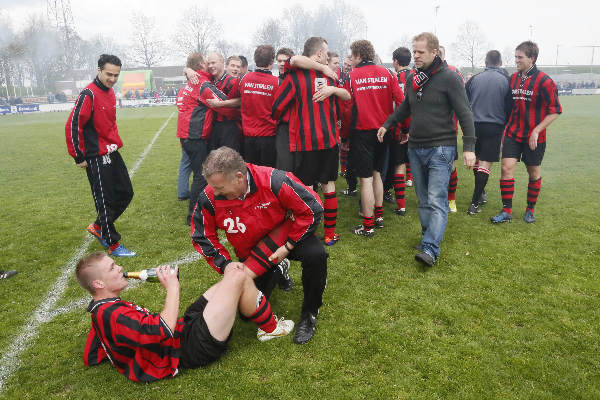 \"Zetten, 14-4-2012 . VOETBAL: Excelsior Zetten-UNI VV (Excelsior kampioen)\"