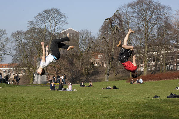 \"Nijmegen, 15-3-2012 . Kronenburgpark, lente - mooi weer - vreugdesprongen\"