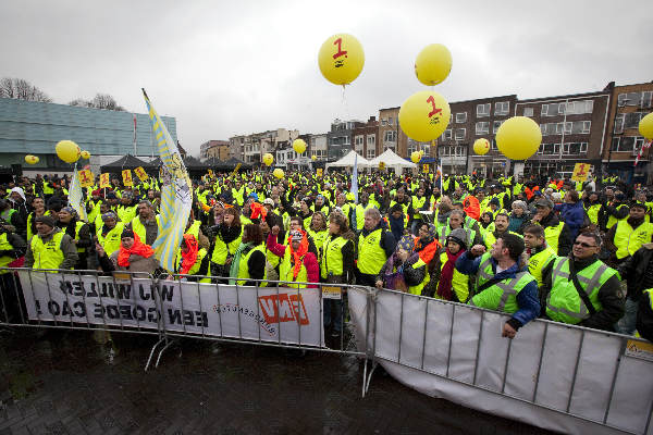 \"Nijmegen, 16-2-2012 . Mars van Respect door schoonmakers, Duizenden (!) schoonmakers lopen voor de achtste mars naar Nijmegen. Zij liepen van Kelfkensbos naar ROC en terug.. alwaar een schuimkanon stond\"