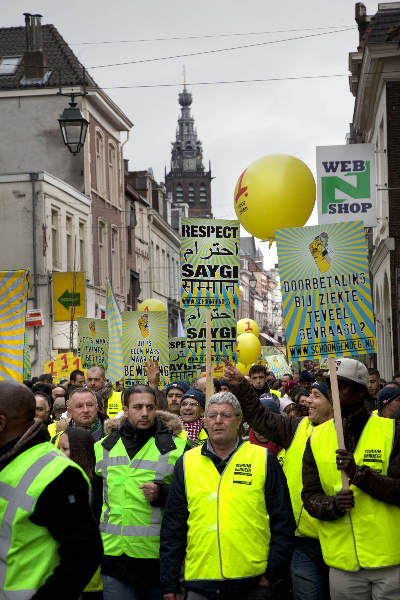 \"Nijmegen, 16-2-2012 . Mars van Respect door schoonmakers, Duizenden (!) schoonmakers lopen voor de achtste mars naar Nijmegen. Zij liepen van Kelfkensbos naar ROC en terug.. alwaar een schuimkanon stond\"