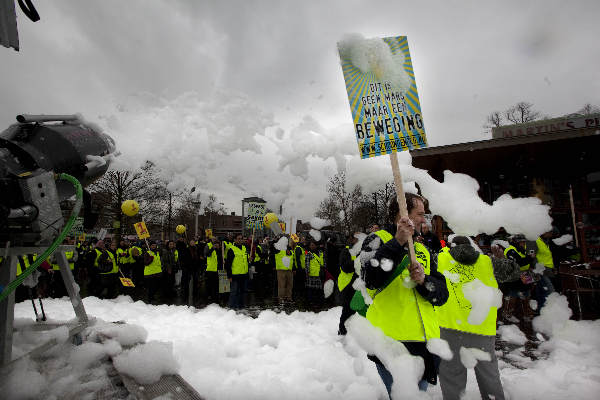 \"Nijmegen, 16-2-2012 . Mars van Respect door schoonmakers, Duizenden (!) schoonmakers lopen voor de achtste mars naar Nijmegen. Zij liepen van Kelfkensbos naar ROC en terug.. alwaar een schuimkanon stond\"