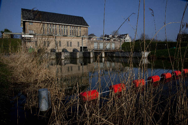 \"Nijmegen, 16-3-2012 . Hollands Duits gemaal. begin ooij\"
