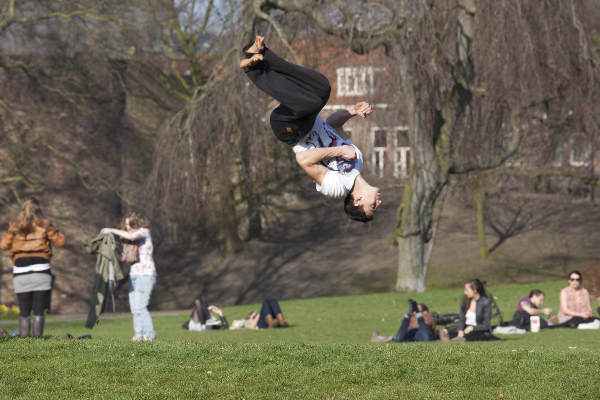 \"Nijmegen, 15-3-2012 . Kronenburgpark, lente - mooi weer - vreugdesprongen\"