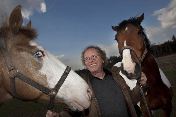\"Heumen, 19-3-2012 . Noud Dirks gaat in een klein half jaar te paard naar Istanboel. Zijn paard staat in de stallen in Heumen\"