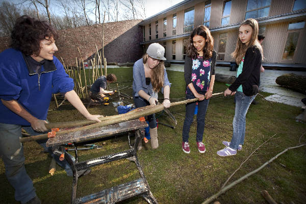 \"Beek, 21-3-2012 . Natuurlijk zitten. kunstproject van Suus Baltussen en Andreas Herzberg op de Notre Dame havo in Beek. Scholieren hebben banken ontworpen en maken ze ook.
Anne (bloemetjes), Tatum (petje) en Sophie (lichtblauw) helpen mee\"