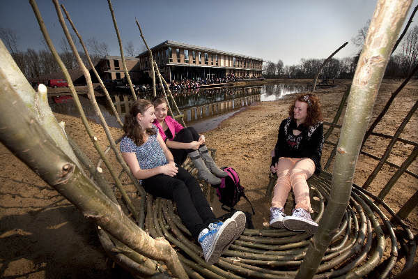 \"Beek, 21-3-2012 . Natuurlijk zitten. kunstproject van Suus Baltussen en Andreas Herzberg op de Notre Dame havo in Beek. Scholieren hebben banken ontworpen en maken ze ook\"