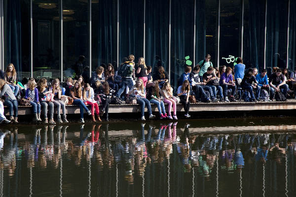 \"Beek, 21-3-2012 . Natuurlijk zitten. kunstproject van Suus Baltussen en Andreas Herzberg op de Notre Dame havo in Beek. Scholieren hebben banken ontworpen en maken ze ook\"