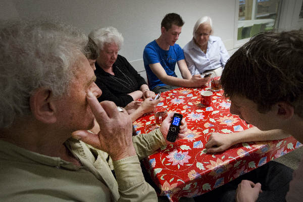 \"Nijmegen, 21-5-2012 . Mobieltjesproject, Voor de vrijwilligersbijlage. Ouderen krijgen instructies van jongeren\"