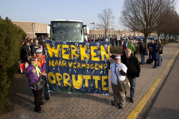 \"Nijmegen, 22-3-2012 . Vanaf de hoofdvestiging van de sociale werkvoorziening Breed, aan de Boekweitweg in Nijmegen, vertrekken om 8.45 uur vijf bussen met actievoerders naar Den Haag, voor een landelijke actiedag tegen de bezuinigingen op de sociale werkvoorziening.\"