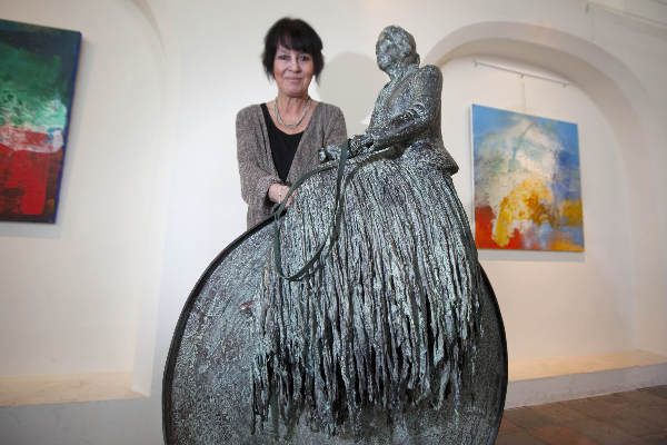\"Persingen,  22-3-2012 . Beeldhouwster Wilfrie Linssen bij beeld Zonnegodin, het weegt 130 kilo, genomineerd voor de nationale kunstdagen in Amsterdam.\"