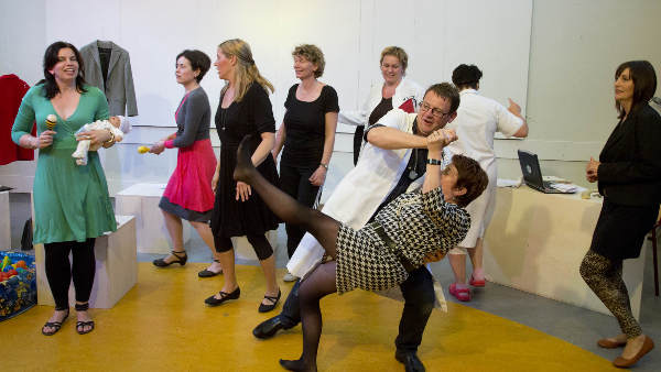 \"Nijmegen, 22-5-2012 . Op de Maartensschool (bij de Maartenskliniek) repeteren de ouders van kinderen deze avond voor de voorstelling \'Dat soort kinderen\'. Een toneel over hun eigen leven met kinderen met een beperking\"