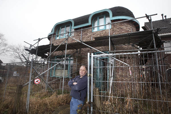 \"Nijmegen, 24-2-2012 . Binnenhuisarchitect   Rob Hofmeijer bouwt al langer dan tien jaar aan zelf ontworpen Gaudi-huis, Groenestraat.\"