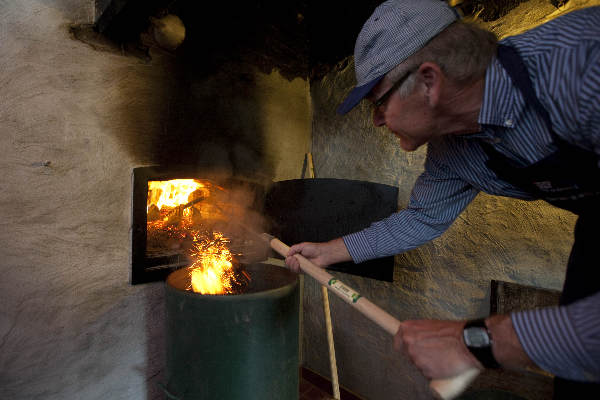 \"Leur, 25-3-2012 . bezoekerscentrum, van balverenlaan 1b,  er wordt in historische oven historisch brood gebakken\"
