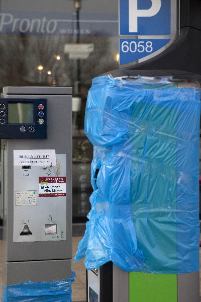 \"Nijmegen, 25-3-2012 . Parkeermeters wonboulevard nog steeds buiten werking. Mooie sticker\"