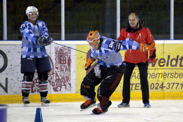 \"Nijmegen, 26-1-2012 . Remo Speijers werkt een training af voor Crashed Ice, een avontuurlijke sport op schaatsen. Oud-schaatsers Falko Zandstra en Ab Krook trainen hem. Erwin Wennemars ook erbij.\"
