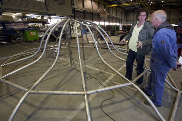 \"Boven Leeuwen, 27-3-2012 . De Zonneboom, een kunstwerk van Andreas Hetfeld, die geplaatst gaat worden bij het ROC te Nijmegen nadert zijn voltooï¿½ng bij constructiebedrijf Willems\"