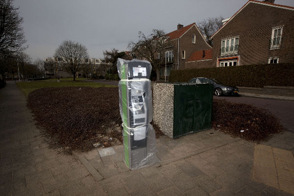 \"Nijmegen, 28-2-2012 . Parkeermeterautomaat die nog moet worden uitgepakt, Archipelstraat  / Delistraat\"