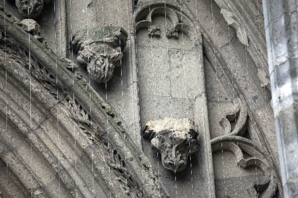 \"Nijmegen, 30-1-2012 . De Stevenskerk brokkelt af. Monumentenzorg bekijkt de beelden van de kerk en van de Latijnse school.\"