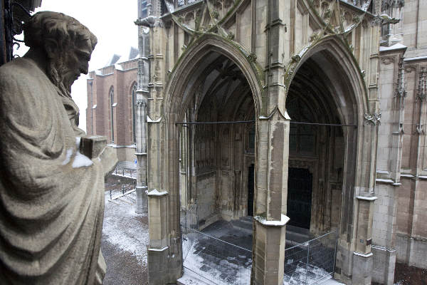 \"Nijmegen, 30-1-2012 . De Stevenskerk brokkelt af. Monumentenzorg bekijkt de beelden van de kerk en van de Latijnse school.\"