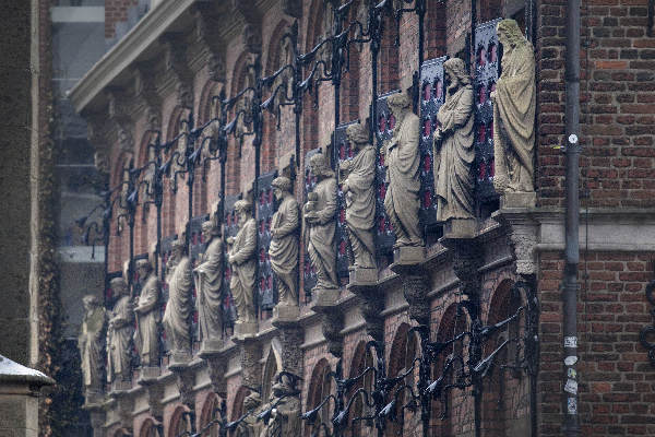 \"Nijmegen, 30-1-2012 . De Stevenskerk brokkelt af. Monumentenzorg bekijkt de beelden van de kerk en van de Latijnse school.\"