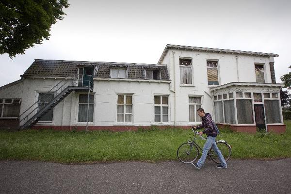 \"Nijmegen, 31-5-2012 . Emmy van der Tol is uitgeroepen tot huisjesmelker van het jaar. Haar complex op de Kerkstraat is vervallen, maar ze doet er niks aan.\"