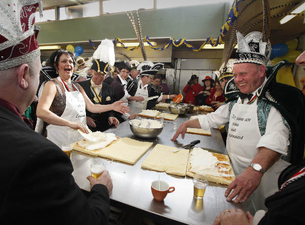 \"carnavalsprinsen van Lingewaard bakken taarten. Ze doen dat bij bakkerij Milder in Gendt\"