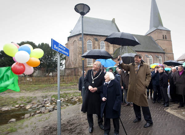 \"Opening brongebied (watertje de Groesbeek) bij protestantse kerk Ottenhofstraat\"