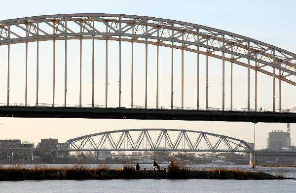 \"Bruggen van Nijmegen vanaf Waalstrand
foto: Gerard Verschooten ? FC\"