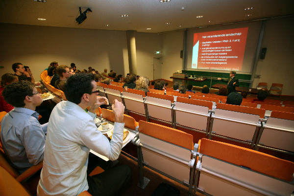 \"lezing door VSNU-voorzitter Sijbolt Noorda (Huygensgebouw\"