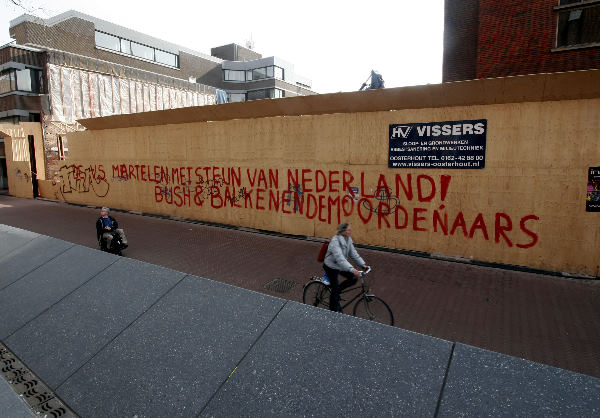 \"Slogan op houten muur bij sloop Marienburg, tegen Amerika en Balkenende.
foto: Gerard Verschooten ? FC\"