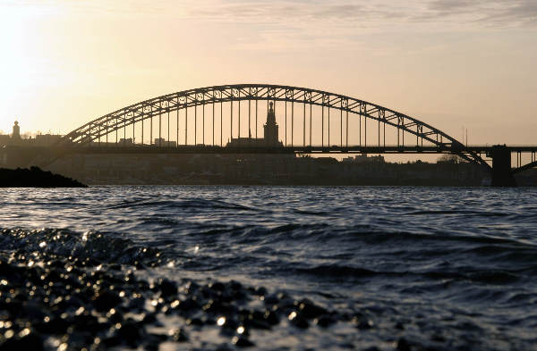 \"Bruggen van Nijmegen vanaf Waalstrand
foto: Gerard Verschooten ? FC\"